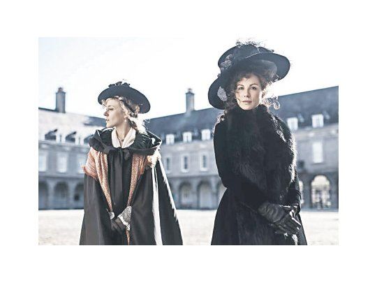 El film. Es fiel al asunto original y a la mirada observadora y ya cargada de ironía de Austen a los 19 años..