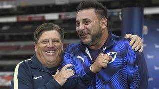 Miguel Herrera y el Turco Mohamed, dos técnicos de jerarquía pero con una dierencia salarial abismal entre ambos. Miguel Herrera y el Turco Mohamed, dos técnicos de jerarquía pero con una dierencia salarial abismal entre ambos.