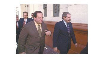 ámbito.com | León Arslanian y Aníbal Fernández acordaron en La Plata sobre lucha contra el delito, escoltados por el nuevo vocero de la Gobernación, Néstor Macchiavelli, quien -en un segun doplano- se funde en un abrazo con Alberto Iribarne.