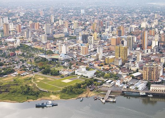 Panorámica de un extremo del puerto de Asunción, El Palacio de Gobierno y los terrenos costeros donde se localizará el Paseo del Bicentenario.