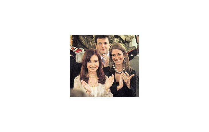 ámbito.com | Cristina de Kirchner y Sergio Massa aplauden con la nueva ministra de la Producción, Débora Giorgi, en el Salón Blanco.
