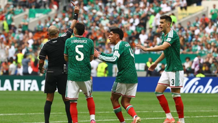 La tarjeta roja a César Montes. La tarjeta roja a César Montes.