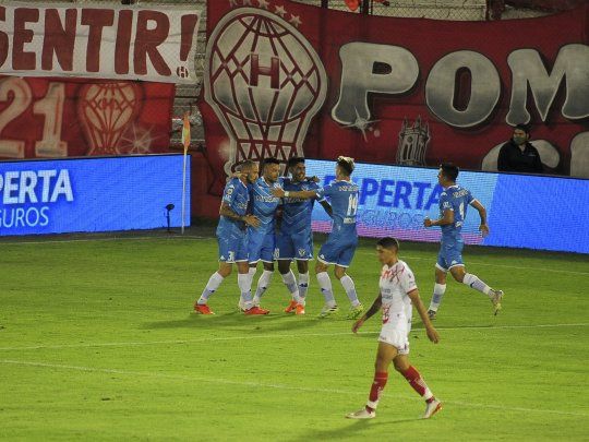 Vélez ganó en Parque Patricios y es líder.