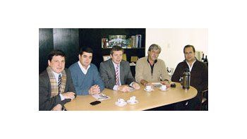 El ministro de Asuntos Agrarios de Buenos Aires, Emilio Monzó, ayer en la sede de la FAA, flanqueado, entre otros, por el titular de la entidad, Eduardo Buzzi, y el dirigente Guillermo Gianassi.