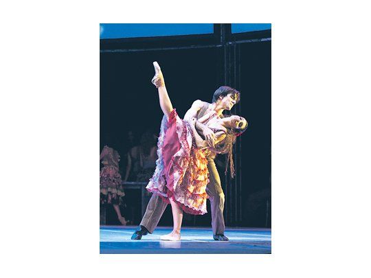 Silvina Perillo sobresale como una Carmen perfecta y Juan Pablo Ledo brilla como Don José, en la estupenda coreografía de Mauricio Wainrot que marca un brillante inicio de temporada del Ballet Estable del Colón.
