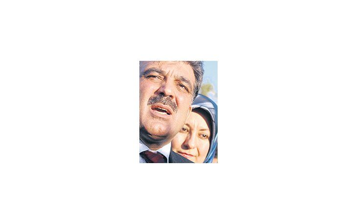 ámbito.com | Abdullah Gül junto a su esposa, Hayrünnisa.Por usar siempre el velo islámico,la mujer no pudo presenciarayer la jura de su marido en el Parlamentode Ankara, uno de los santuariosdel Estado secular.