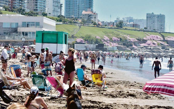 expectativa. Las playas marplatenses desbordaron de turistas el último fin de semana largo.&nbsp;