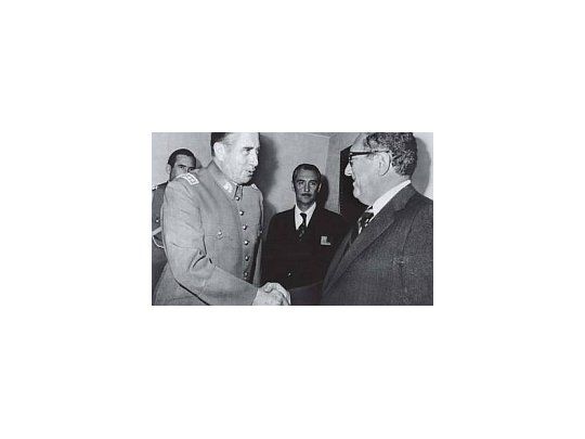 Kissinger era la persona responsable de ayudar económica y militarmente a Augusto Pinochet