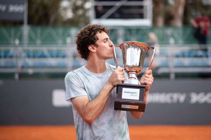 Beso. Juan Manuel Cerúndolo se consagró campeón del Challenger de Buenos Aires.