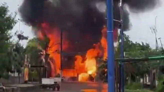 El siniestro, que ocurrió sobre la ruta 324, produjo que algunas de las garrafas salieran volando del lugar.