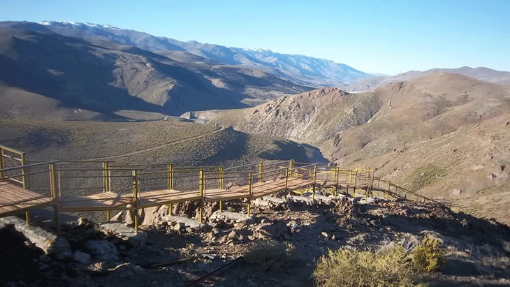 The viewpoint is located on a 1,000-meter cliff, offering dizzying views that extend along the mountain range. The viewpoint is located on a 1,000-meter cliff, offering dizzying views that extend along the mountain range.