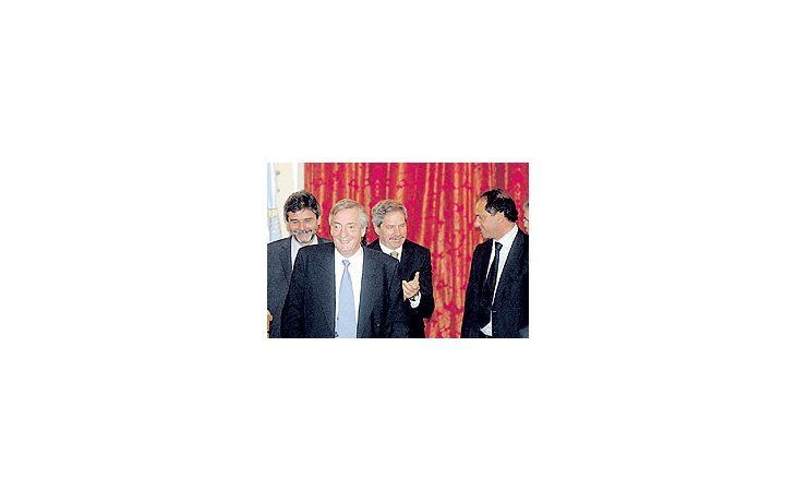 En el acto donde se puso en marcha el proyecto del nuevo tren a Mar del Plata Néstor Kirchner trató de quitarle importancia a la incertidumbre que se está viviendo en el INDEC y desmintió que haya tenido algo que ver con el aumento del riesgo país y la caída de bonos.