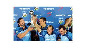 ámbito.com | El capitán y la copa. Víctor Matfield y toda su felicidad al levantar el trofeo. Junto a él el medioscrum Fourie Du Preez, pieza clave en los Bulls.