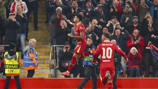 Díaz y Mac Allister, de festejo. Liverpool es líder de la Champions.