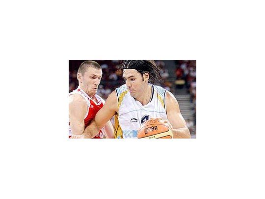 En acción. Scola, infaltable, es la gran estrella del equipo.