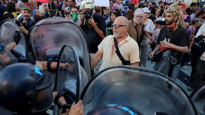 Hinchas de fútbol se autoconvocaron para participar este miércoles de la marcha de los jubilados frente al Congreso.&nbsp;