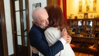 Lula da Silva visitó a Cristina Kirchner en su departamento de Constitución. 