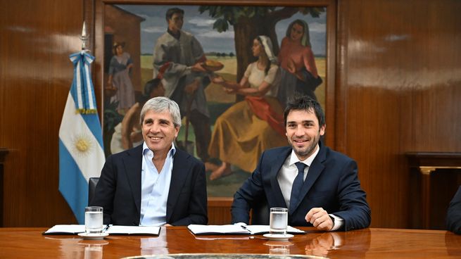 Caputo y Torres, durante la firma del acuerdo.