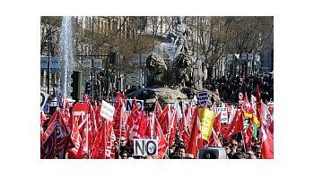 Miles de personas en más de 50 ciudades marcharon en contra de la norma que abarata y facilita despidos en plena recesión y con un alto índice de desempleos.