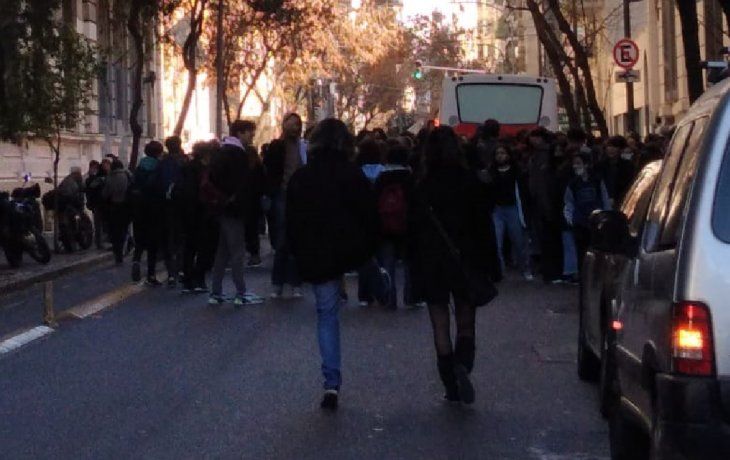 Protesta frente al colegio Pellegrini.&nbsp;