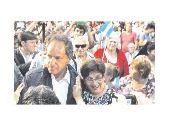 Daniel Scioli visitó el partido de San Martín en una embestida de campaña en distritos en donde su fuerza busca mejorar el voto para el balotaje. Hoy desembarca en la Capital.