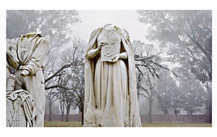 ámbito.com | Evita. La foto de su estatua decapitada es la imagen más pregnante de Porter, y fue tomada en la quinta San Vicente.