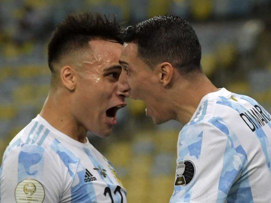 Martínez lo va a buscar a Di María para celebrar el gol del triunfo&nbsp;