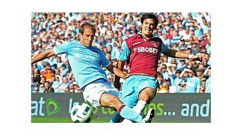 Pablo Zabaleta y James Tomkins. El argentino marcó uno de los goles en el triunfo de Manchester City