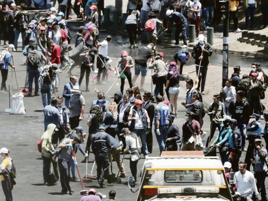 INÉDITO. Cientos de manifestantes antigubernamentales limpiaron ayer las calles de Quito tras levantar las protestas contra Lenín Moreno.