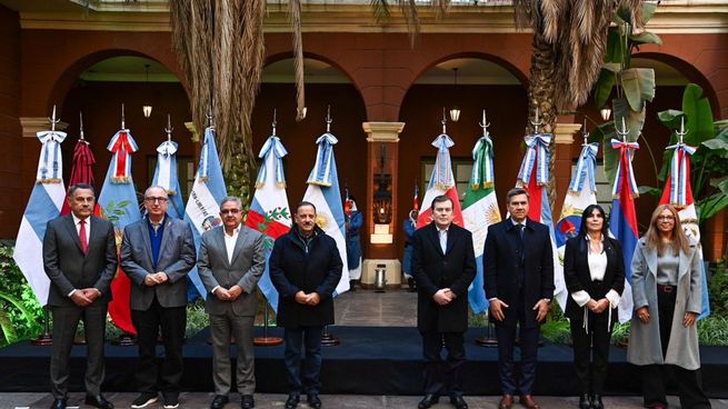 Los gobernadores del Norte Grande y del Litoral se reunieron en Santiago del Estero.