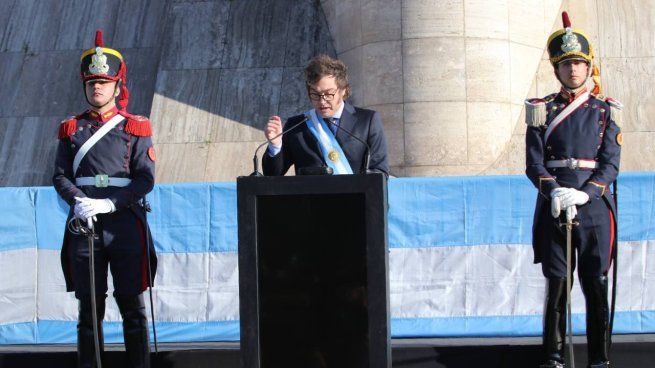 Javier Milei estuvo acompañado de Pablo Javkin y Maximiliano Pullaro.