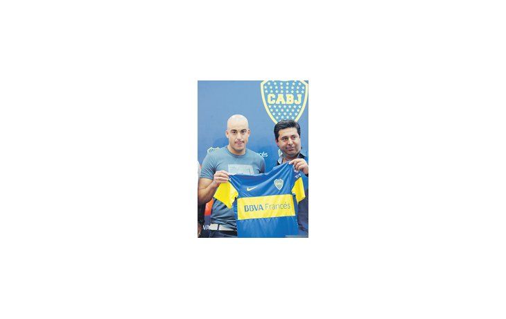 Silva agarra la camiseta, con Angelici al lado. El uruguayo buscará demostrar toda su capacidad goleadora en la Copa Libertadores.