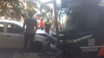 insolito: dejaron sin freno al micro de river y choco autos y motos estacionadas