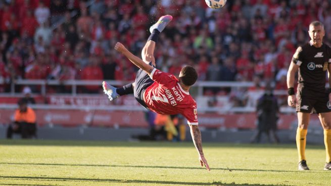 Con una chilena, Santiago Montiel le dio la victoria a Independiente de Avellaneda.