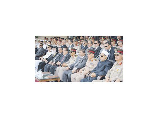 El presidente Mohamed Mursi, sentado ayer entre el mariscal de campo y hombre fuerte de Egipto, Husein Tantaui, y el general Sami Anan, en un acto de graduación militar en El Cairo.