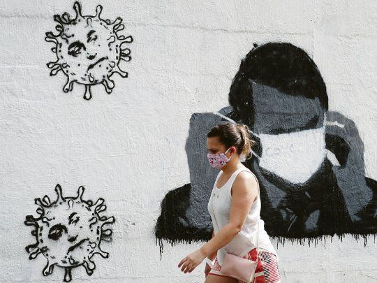 ÍCONO. La conocida imagen de Jair Bolsonaro luchando para colocarse con un tapaboca ya es graffiti en los muros de Río de Janeiro.