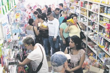 Aluvión de venezolanos hacia Colombia para comprar bienes básicos (foto 1)