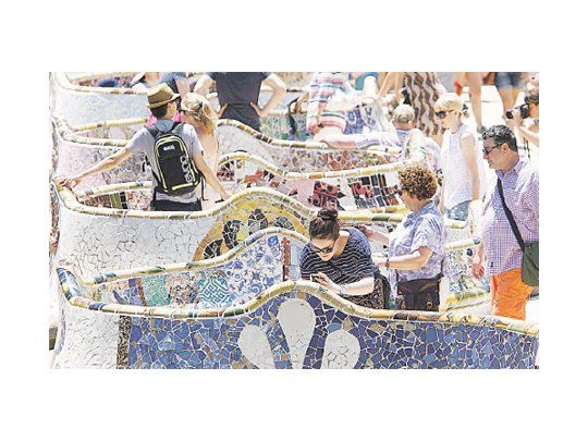 Grupos de turistas recorren el Parque Gaudí, una de las principales atracciones de la ciudad. La nueva alcaldesa, Ada Colau, suspendió temporalmente la construcción de nuevos complejos hoteleros.