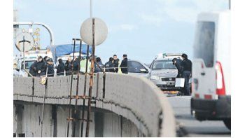 Los policías heridos fueron trasladados de urgencia al hospital, mientras que los delincuentes lograron escapar con el dinero y hasta anoche seguían prófugos.