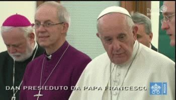 francisco beso los pies de los lideres de sudan del sur y los insto a la paz