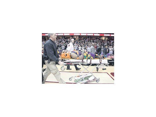 Chris Paul sufrió conmoción cerebral tras chocar su cabeza con un rival y debió ser retirado en camilla.