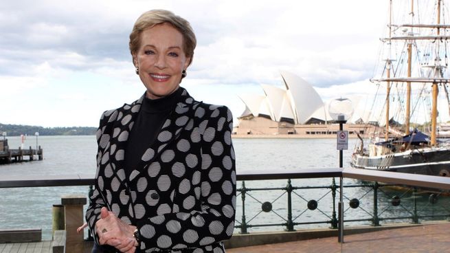 Julie Andrews comenzó a actuar con su familia en 1945.