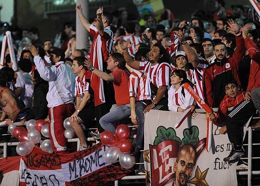 Llegaré lejos. La banda Pincharrata no para de alentar al equipo.