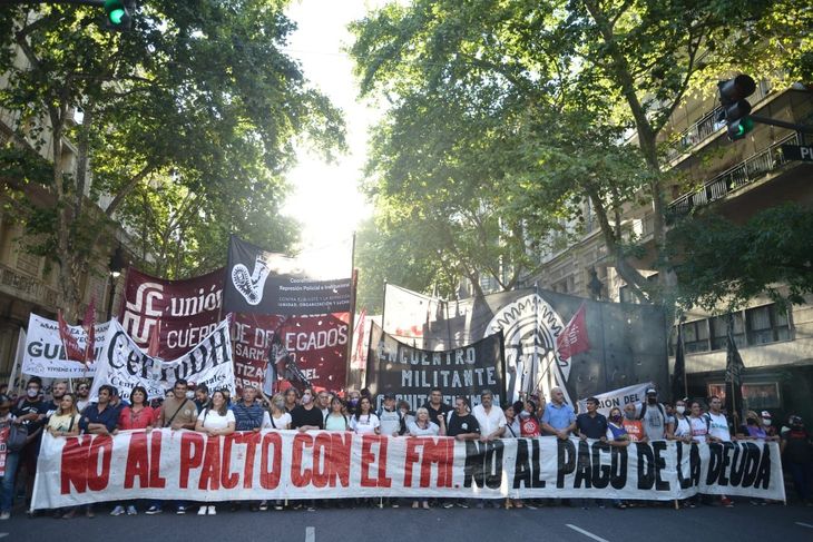 marcha de la izquierda a plaza de mayo FMI.jpeg