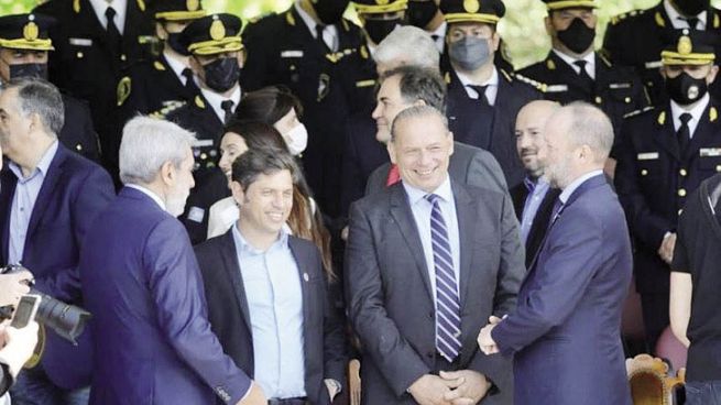 mensaje. Aníbal Fernández, Axel Kicillof, Sergio Berni y Martín Insaurralde compartieron ayer una foto de unidad en un acto en la escuela de cadetes de la Policía Bonaerense Juan Vucetich.