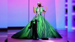 Lady Gagase lució con sus vestimentas excéntricas características.