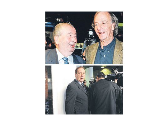Arriba, Menotti sonriendo con Julio Grondona, con quien terminó muy enfrentado. Al lado, la consternación de Carlos Bilardo, que dijo que va a renunciar a su puesto en la Selección nacional.