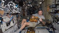 videollamada espacial: la charla entre el astronauta frank rubio con ninos