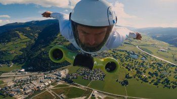 A máxima velocidad y entre las montañas, un traje volador eléctrico alcanzó los 300 km/h