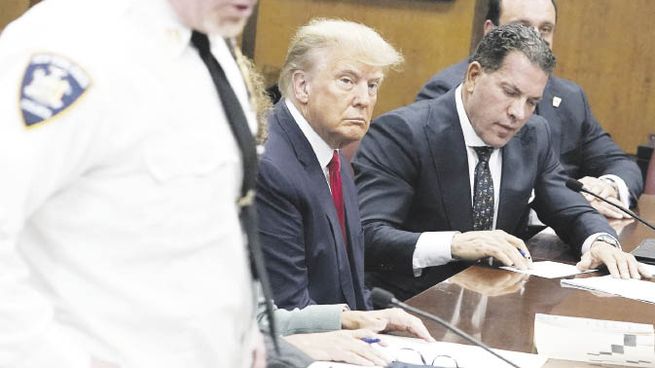 SEMBLANTE. El expresidente Donald Trump fue retratado con gesto de preocupación mientras el juez le leía la decisión.